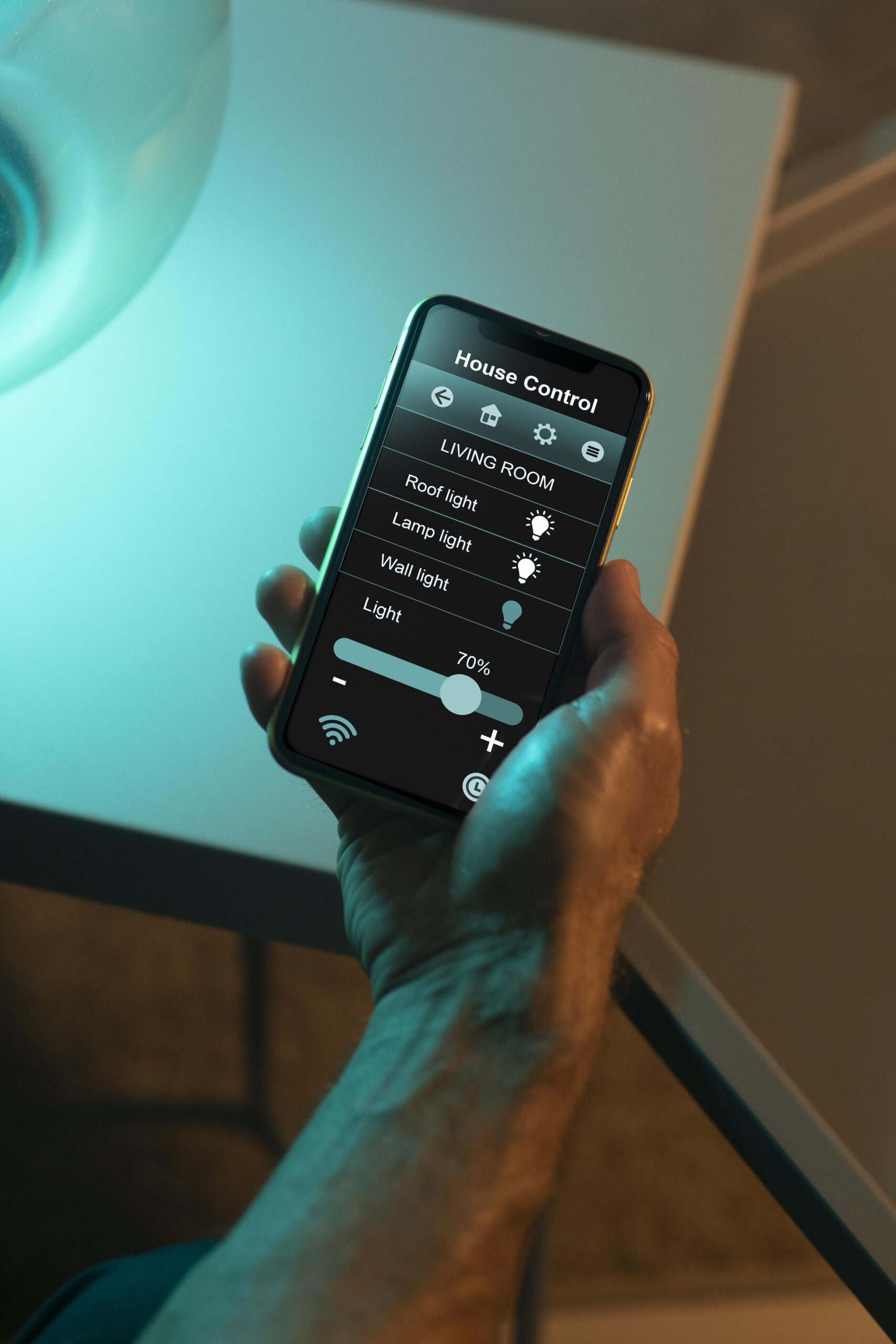 hombre usando un telefono inteligente en su hogar automatizado